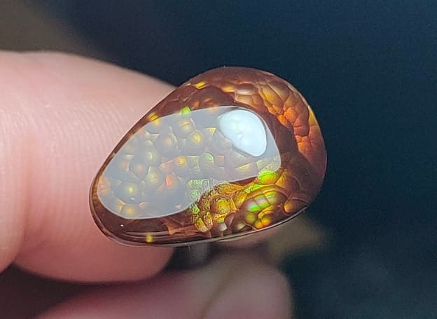 Piedra semipreciosa con tonos anaranjados