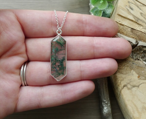 Una bonita piedra semipreciosa llamada ágata de musgo en un colgante