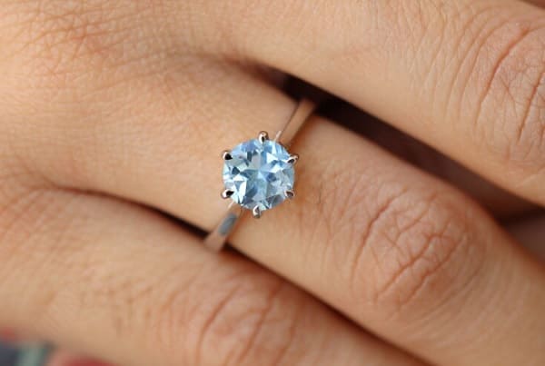Un exclusivo anillo creada con la piedra aguamarina