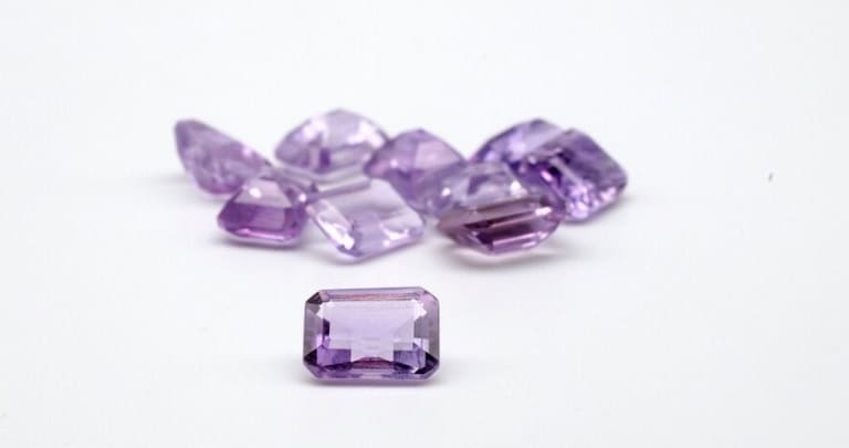 Piedra amatista con talla esmeralda