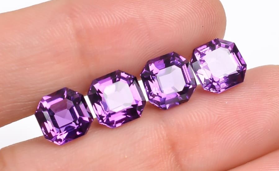 Talla asscher en un lote de amatistas naturales
