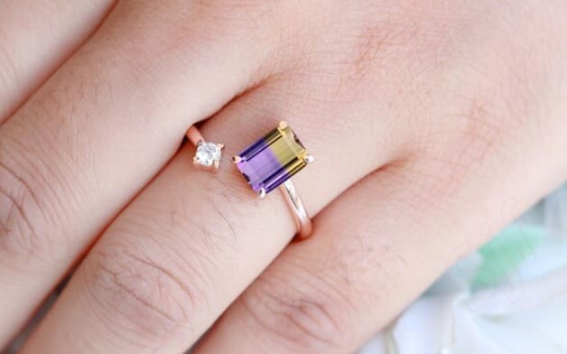 Una bonita pieza de joyería con un ametrino engarzado.