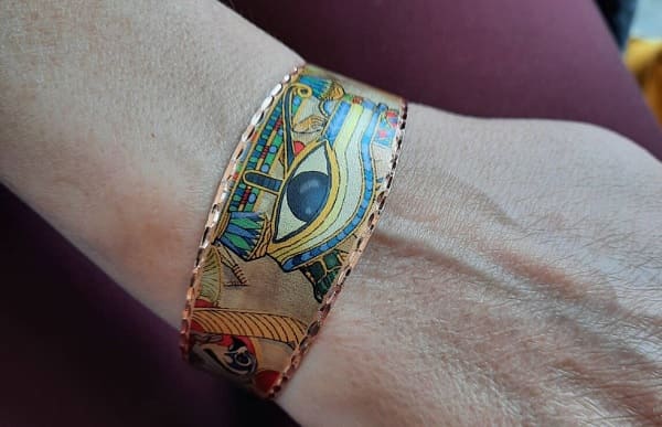 Pulsera que representa el ojo de Ra en diversos colores