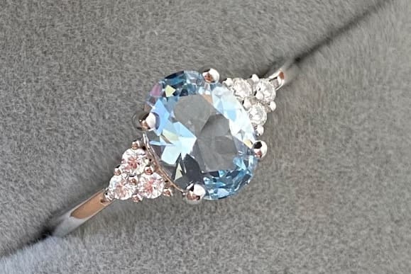 Un anillo creada con una bonita aguamarina que representa el amor