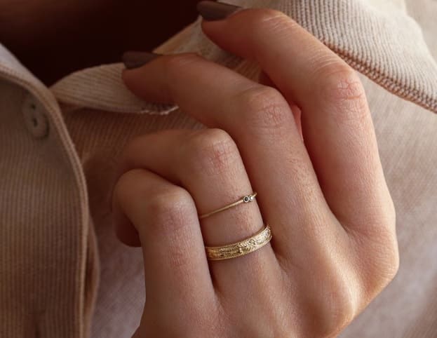Alianza de boda en el dedo anular de una mujer