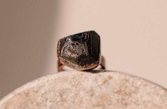 Anillo con turmalina negra
