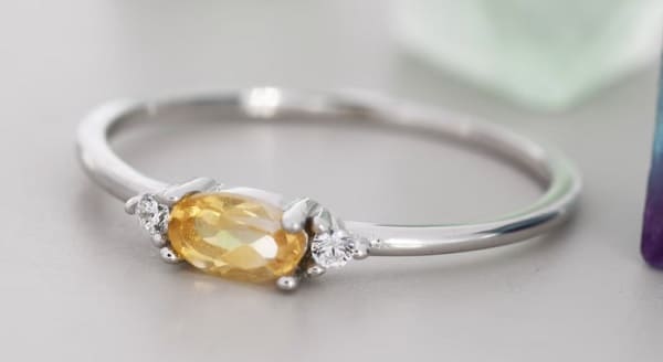 Anillo con un bonito citrino engarzado