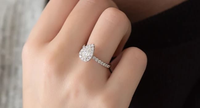 El anillo se debe llevar en el dedo anular de la mano izquierda según marca la tradición