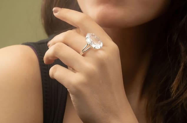 Anillo elaborado con un cristal de roca