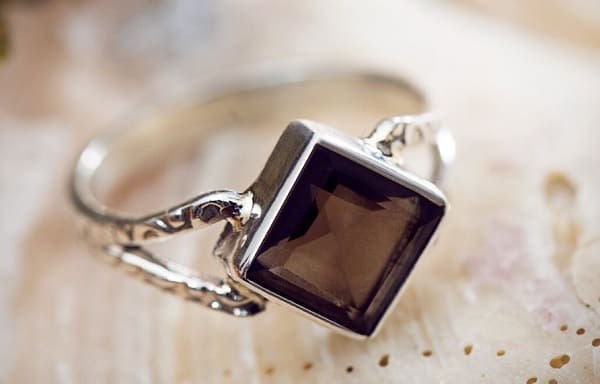 Bonito anillo con un cuarzo ahumado Bonito anillo con un cuarzo ahumado