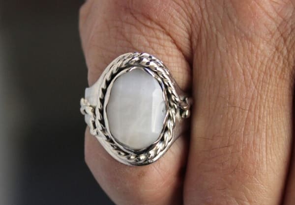 Anillo cuarzo lechoso