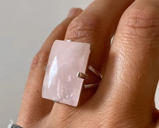 Anillo con un cuarzo rosa engastado