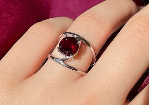 Anillo con granate