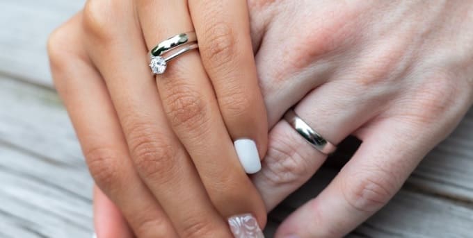 Anillo de compromiso y de bodas juntos