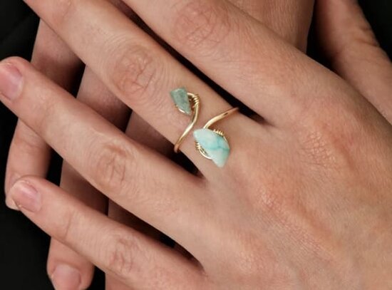 Cual es el significado de portar un anillo en el dedo medio
