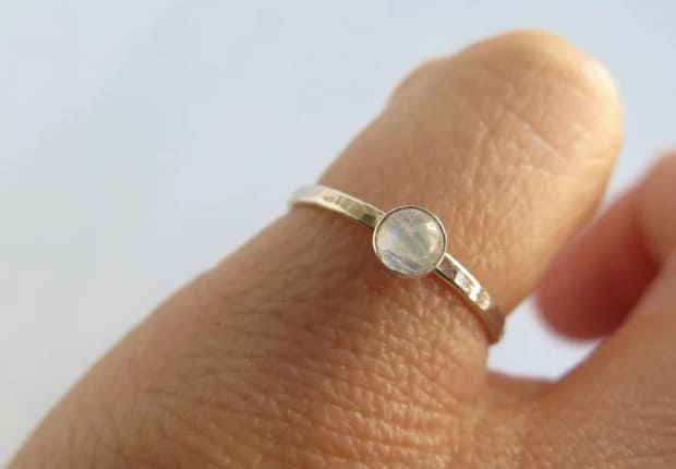 Cual es el significado de portar un anillo en el dedo meñique