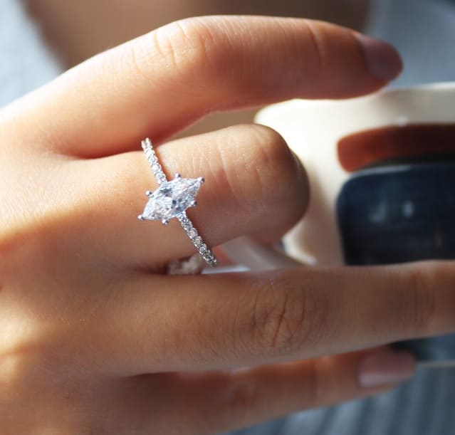 Anillo de compromiso con diamante y talla marquesa