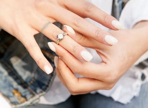 El motivo es un anillo de plata de baja calidad