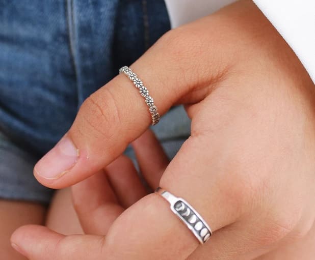 Cual es el significado de portar un anillo en el dedo pulgar