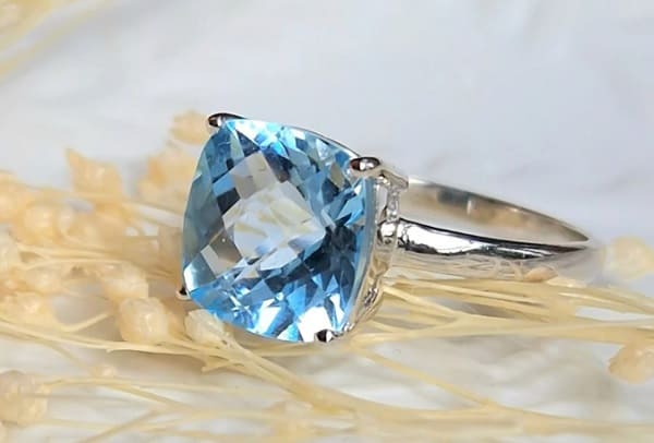 Bonito anillo con plata rodiada