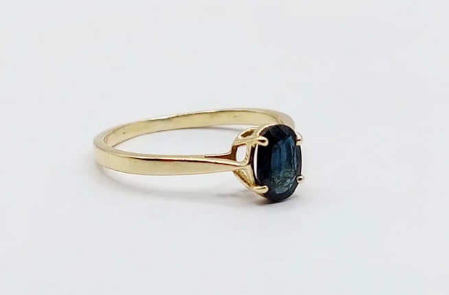 Un bonito anillo estilo solitario con un zafiro