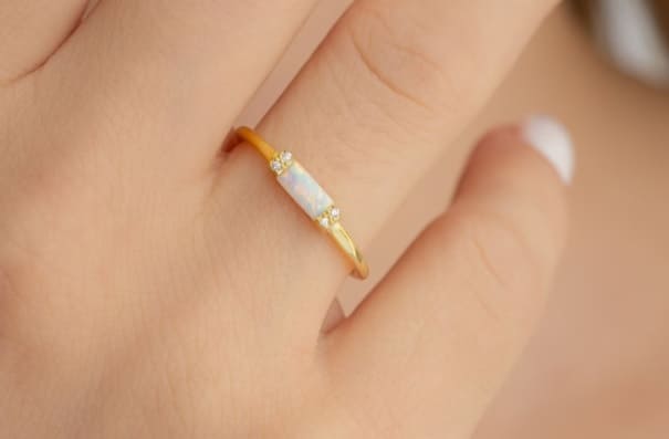 Anillo con ópalo de talla baguette