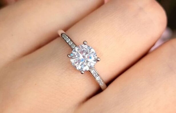 Anillo con piedra preciosa talla brillante