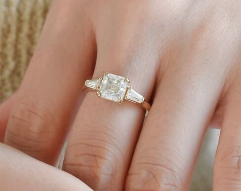 Anillo con piedra asscher