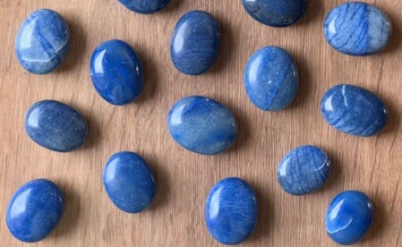 Esta es una foto de una piedra protectora azul