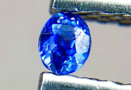 Esta es una foto de una piedra protectora azul