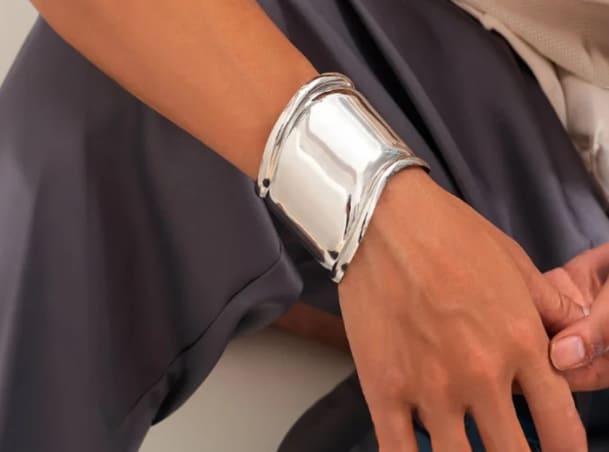 Un tipo de pulsera rígido fabricado en plata 925