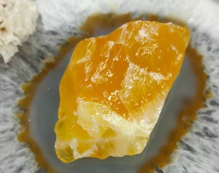 Piedra del chakra sacro calcita.