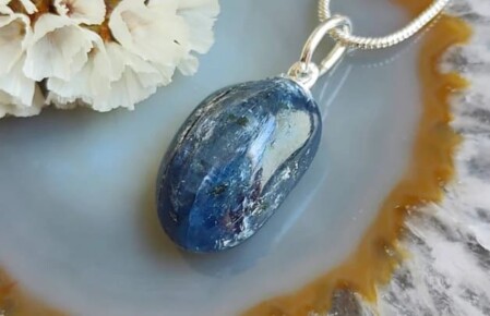 Piedra del chakra del Tercer Ojo cianita.