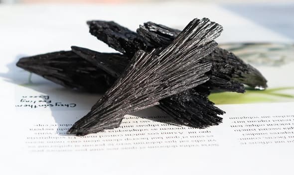 Piedra negra llamada Cianita