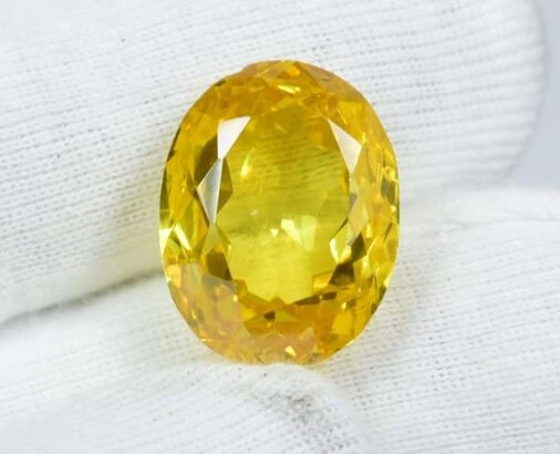 Piedra preciosa de color amarillo claro