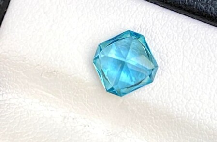 Esta es una foto de una piedra protectora azul