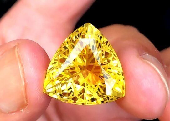 Piedra preciosa de color amarillo