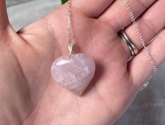 Colgante con forma elaborado de cuarzo rosa