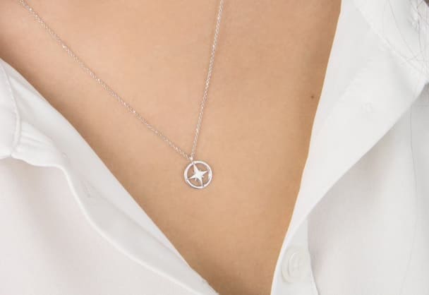 Pieza de joyería fabricada con oro blanco de 14k