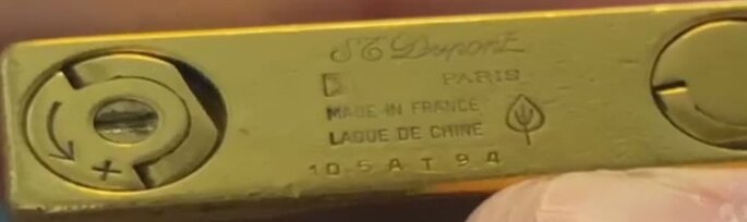 Fotografía de un encendedor ST Dupont original con el número de serie estampado y no grabado.