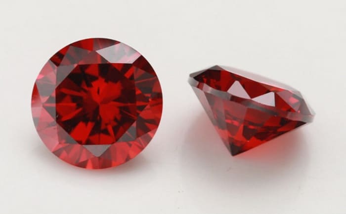Gema de color roja con talla brillante