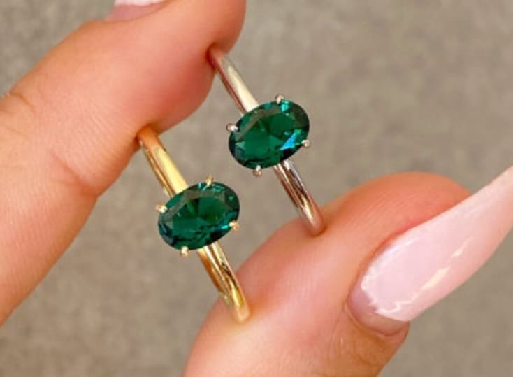 Dos anillos de talla oval ideales para lucir en la mano.