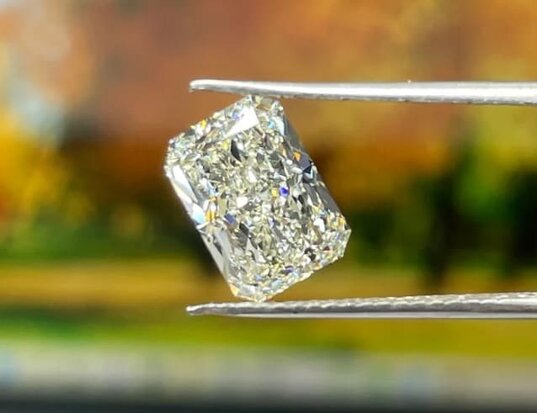 Una piedra preciosa de corte radiante