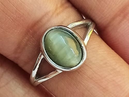 Anillo con crisoberilo engarzado