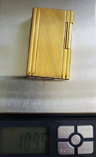 Mechero Dupont sobre una báscula de peso