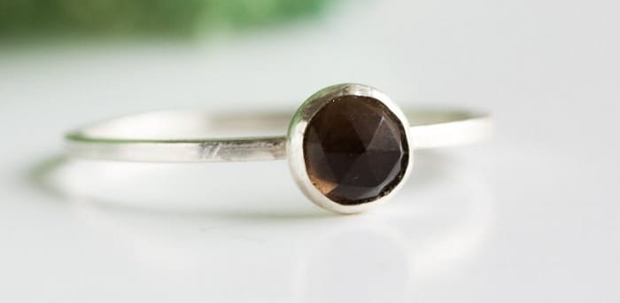 Anillo de plata con un cuarzo ahumado