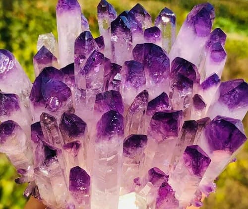 Piedra del chakra de la corona cuarzo cristal.