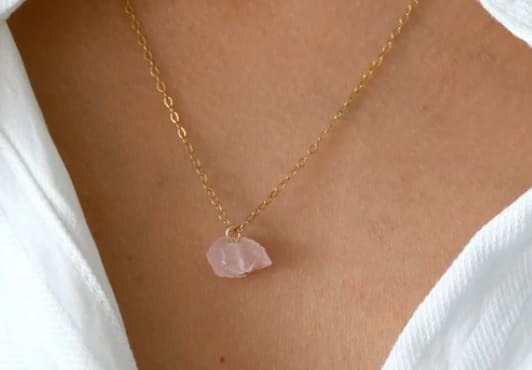 Un bonito colgante que engarza un cuarzo rosa en bruto