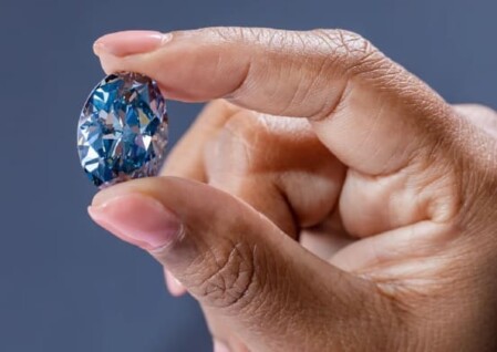 Esta es una foto de una piedra protectora azul