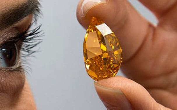 Un bonito diamante de color naranja